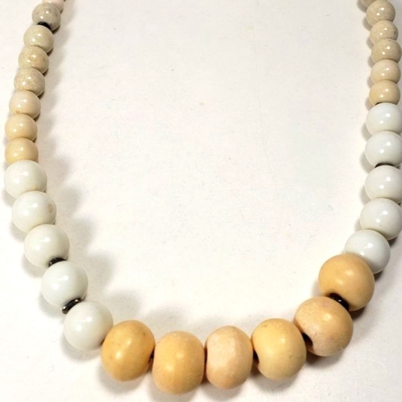 BANANA REPUBLIC 20 inches Gold tone Multi color Beaded Necklace - Picture 10 of 11